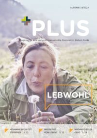 Titelseite PLUS 14 "Lebwohl". Eine Frau pustet gegen eine Pusteblume